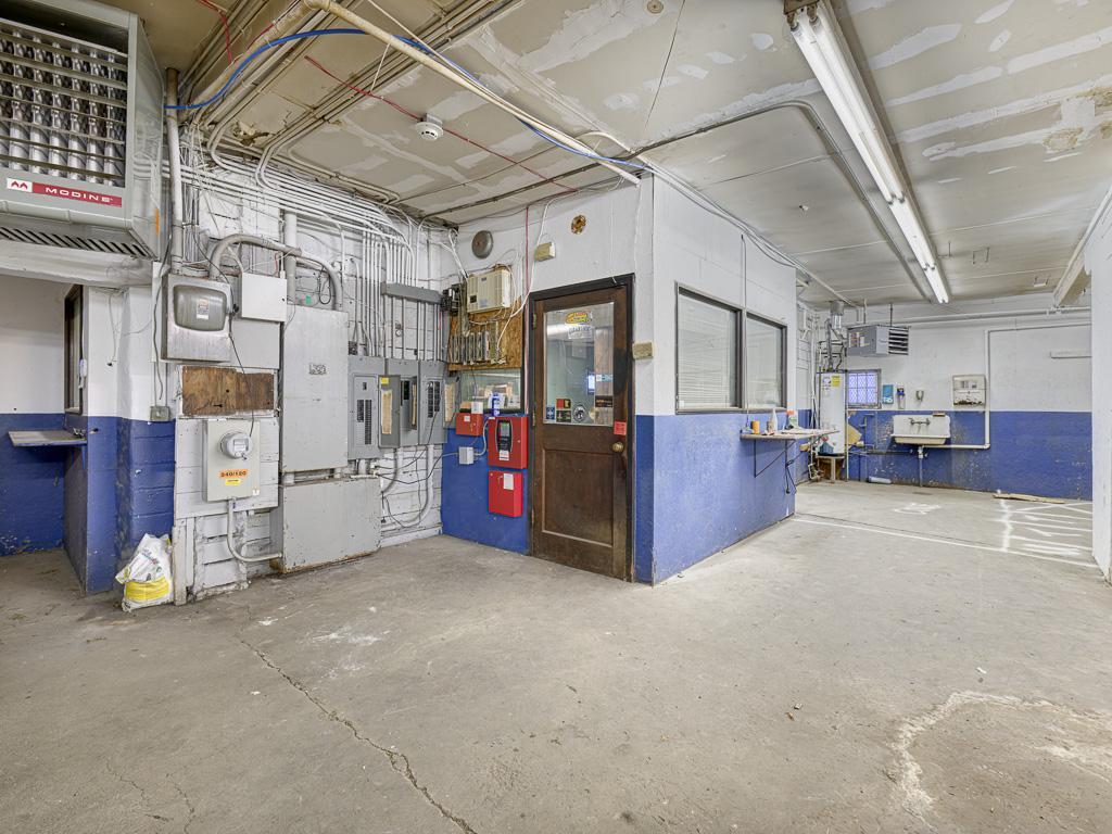 5 - Interior.jpg