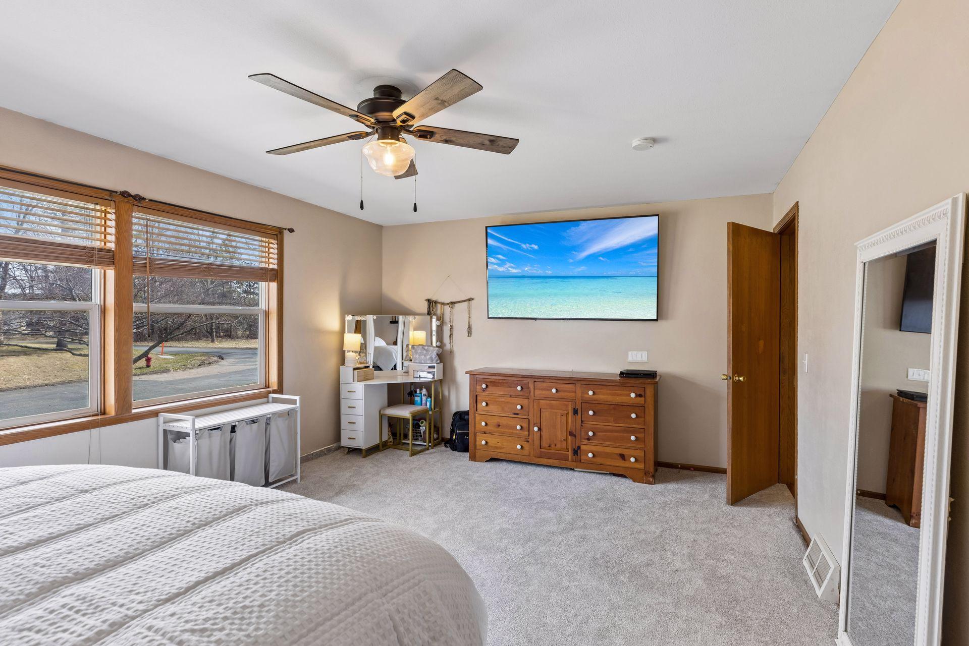 Primary bedroom w/ walk-in closet