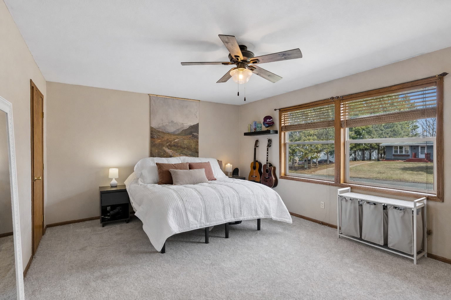 Primary bedroom w/ walk-in closet