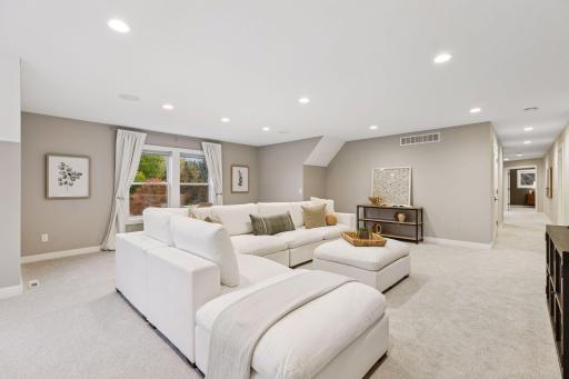 792 Hilltop Road, Mendota Heights, MN 55118