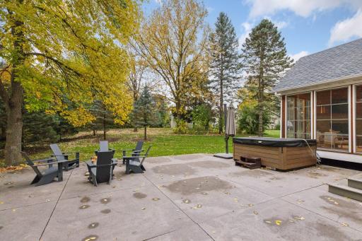 792 Hilltop Road, Mendota Heights, MN 55118