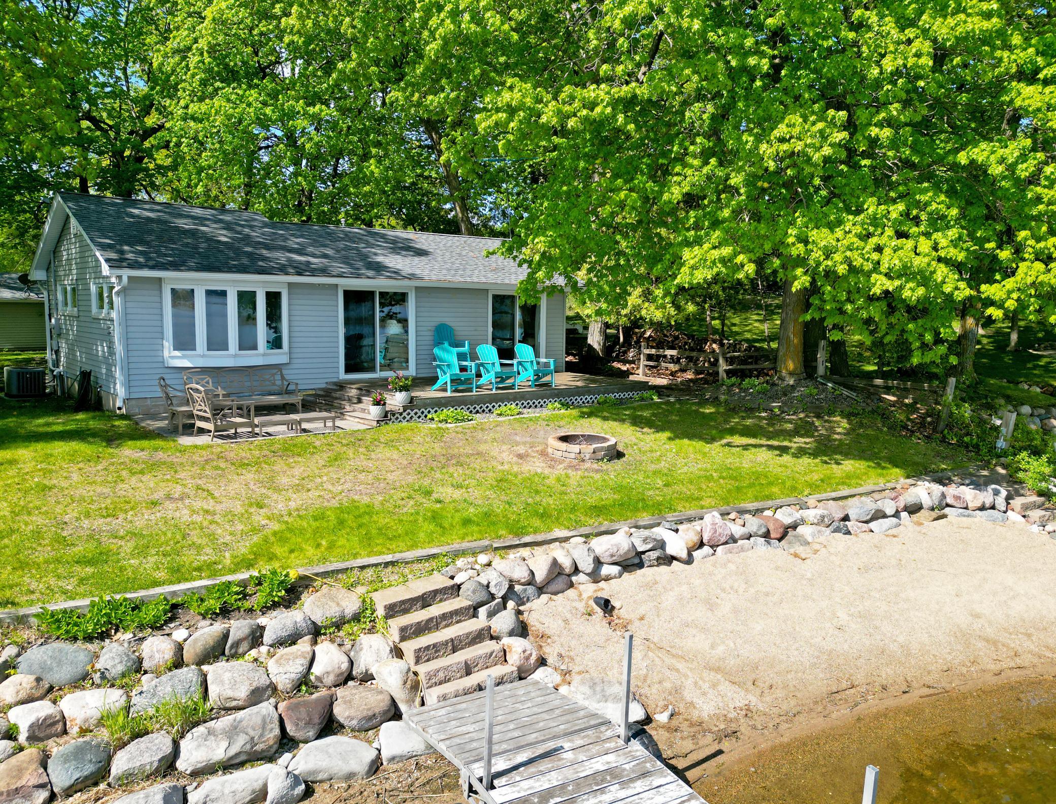 Charming Clearwater Lake Cottage, nestled on the scenic shores of Clearwater Lake, this charming lake cottage offers ideal elevation and easy access to the water.