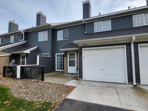Welcome home to 1850 Donegal Drive #4 in Woodbury, MN!
