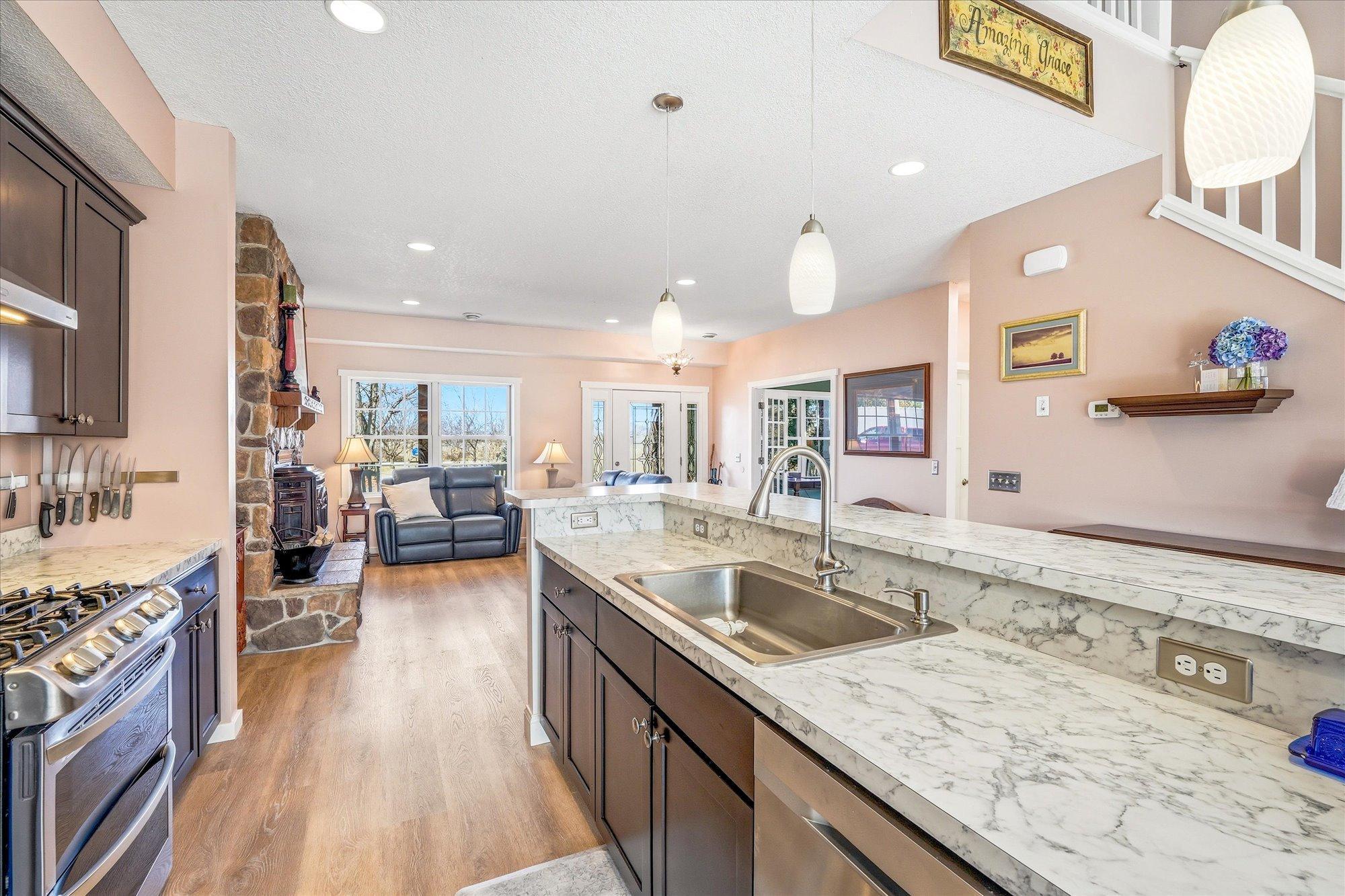 10 - Kitchen - behind the counter.jpg