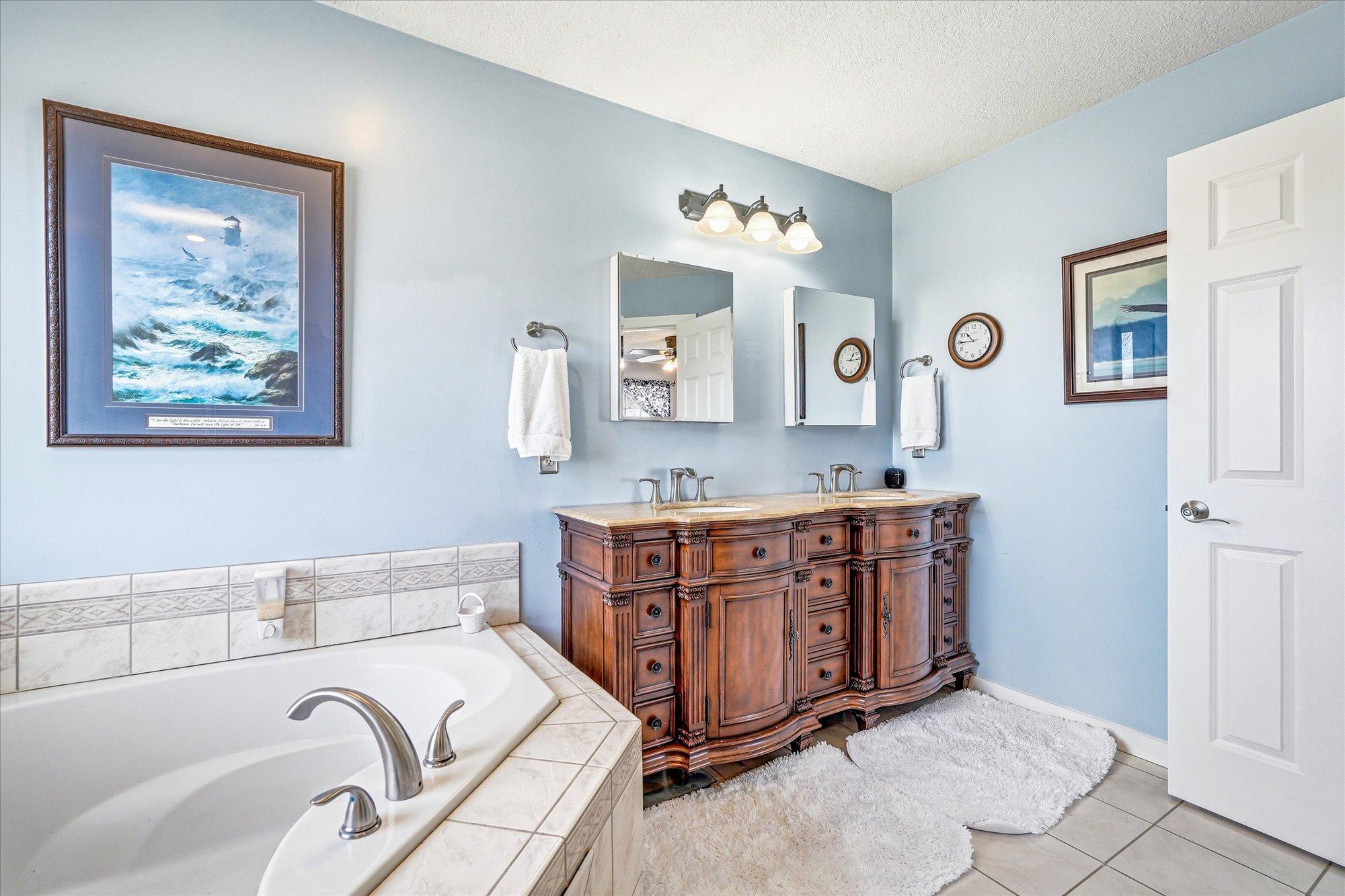 21 - Primary En Suite Bathroom.jpg