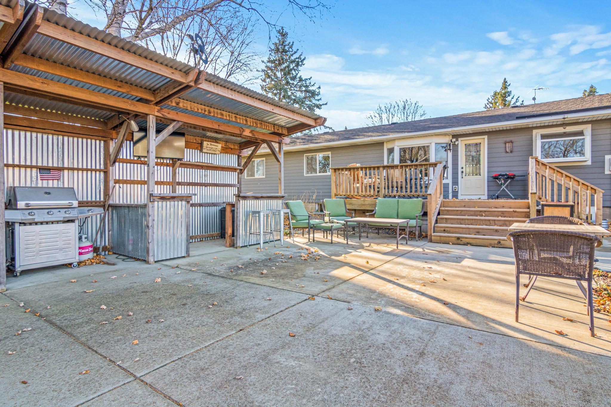 Pizza oven, grill and meal prep at your outdoor covered bar area.