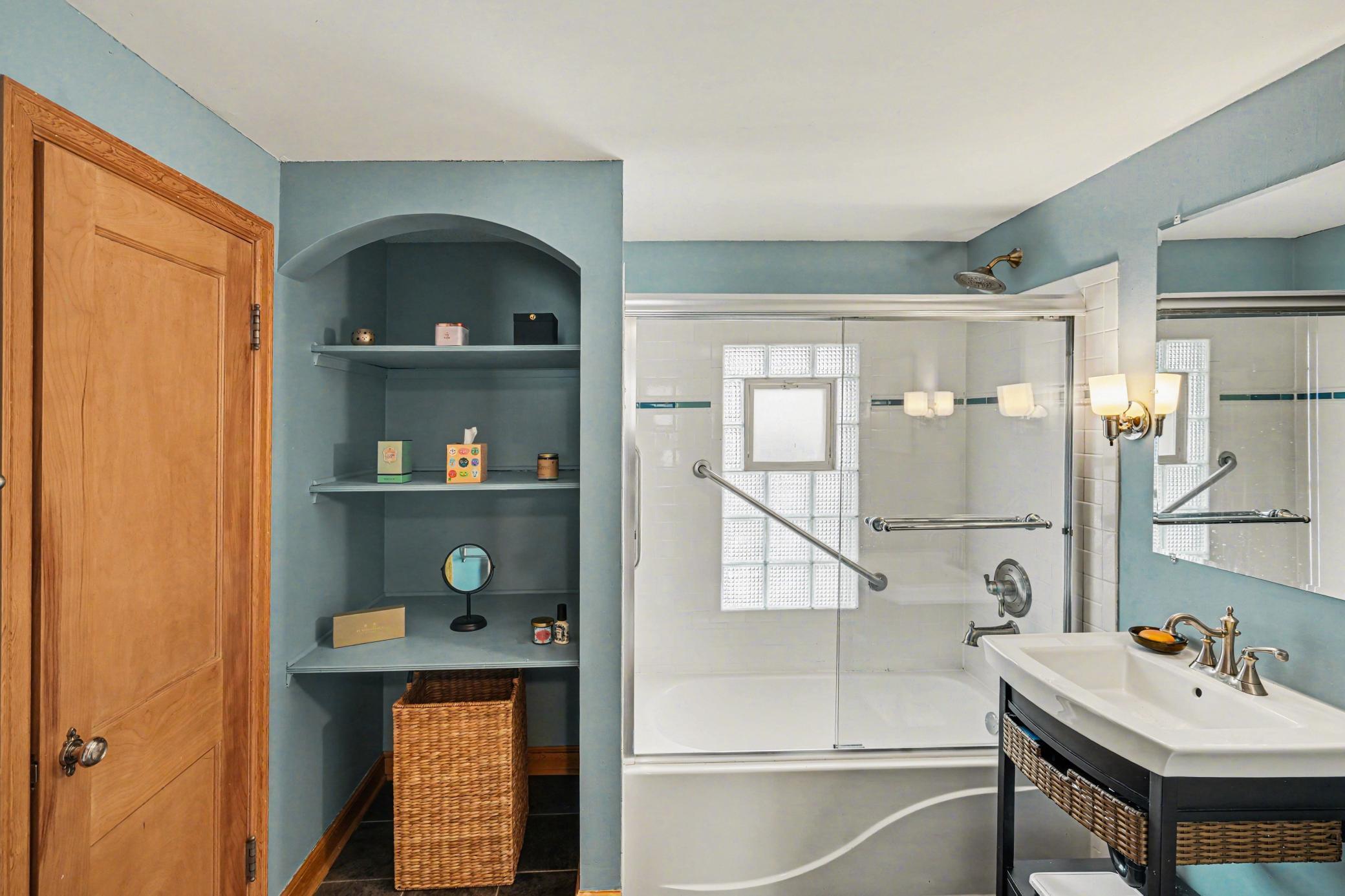 Full Bathroom - Upper level