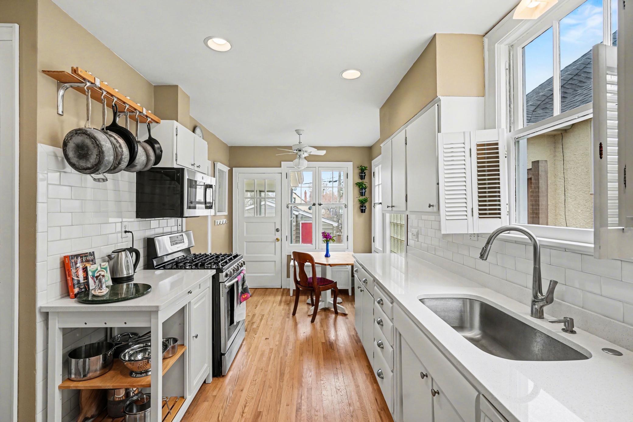 Kitchen w/new quartz countertops
