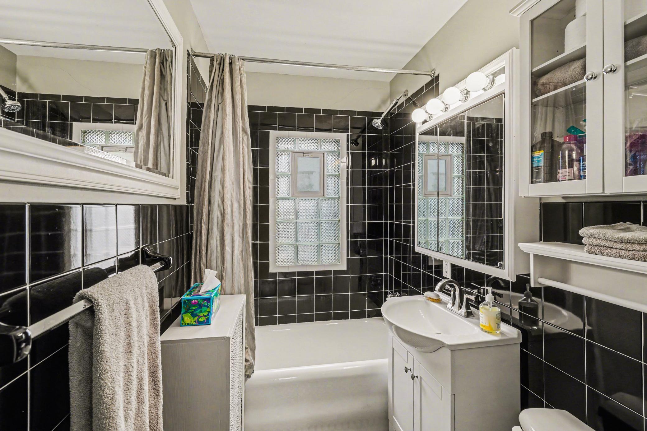 Full Bathroom - Main floor