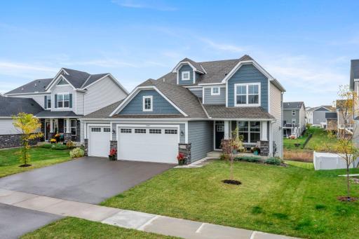 Welcome to this stunning 4-bedroom, 3-bathroom Lennar home in the highly sought-after Edgewater community.