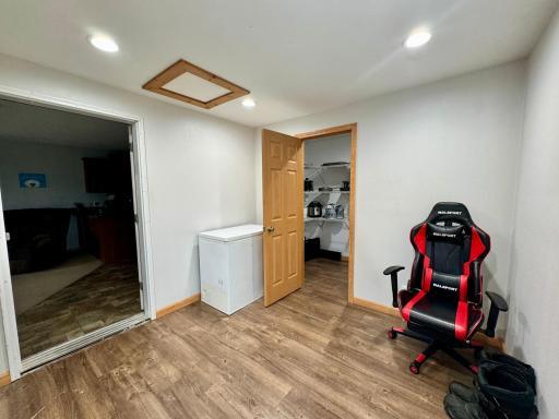 Entry w/ large closet