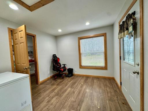 Entry w/ large closet