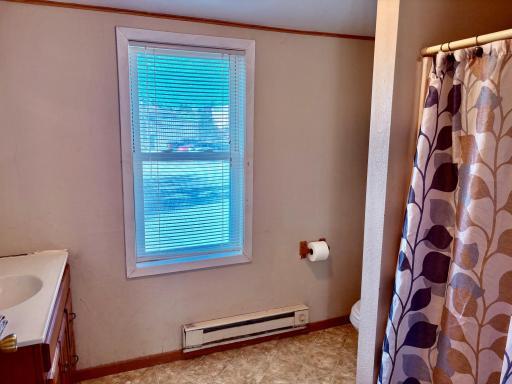 Spacious 3/4 bath in apt