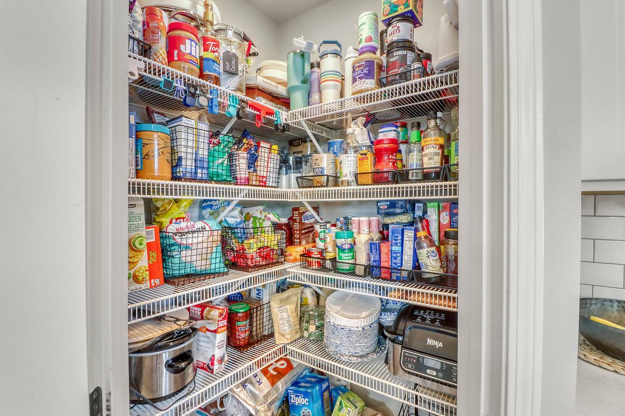 Kitchen Pantry1_1-1280.JPG