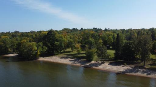How many properties are you aware of that have a beach like this combined with such a flat and level elevation behind it?