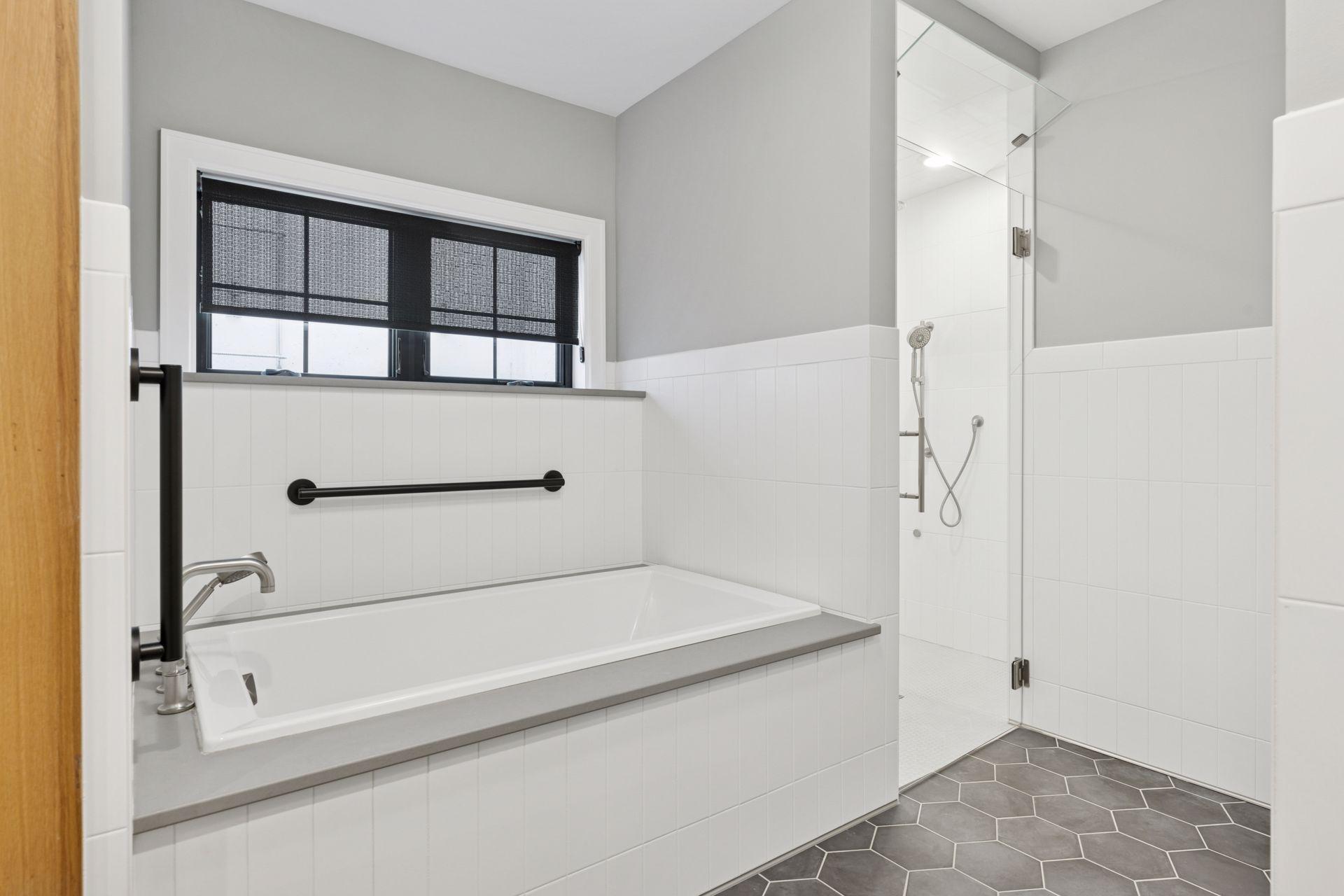 Lower tub and steam shower
