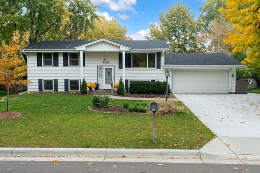 Welcome to 7148 Victoria Road in Woodbury! Conveniently located close to Woodbury High School, Ojibway Park and local amenities. New neighborhood streets and curbs have been installed. Take a tour today!