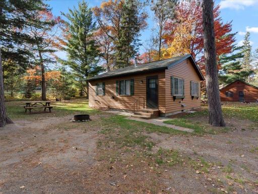 Cabin 6/7, Entry door to 7: 1 bedroom, 1 bathroom