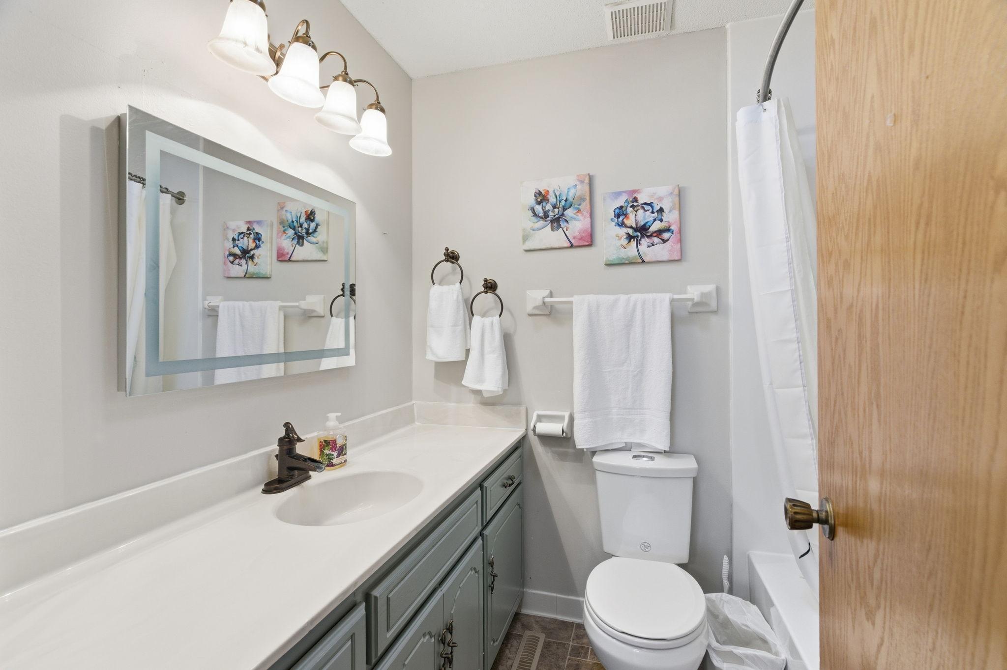 30-web-or-mls-9345 N Washburn Ave-30.jpg