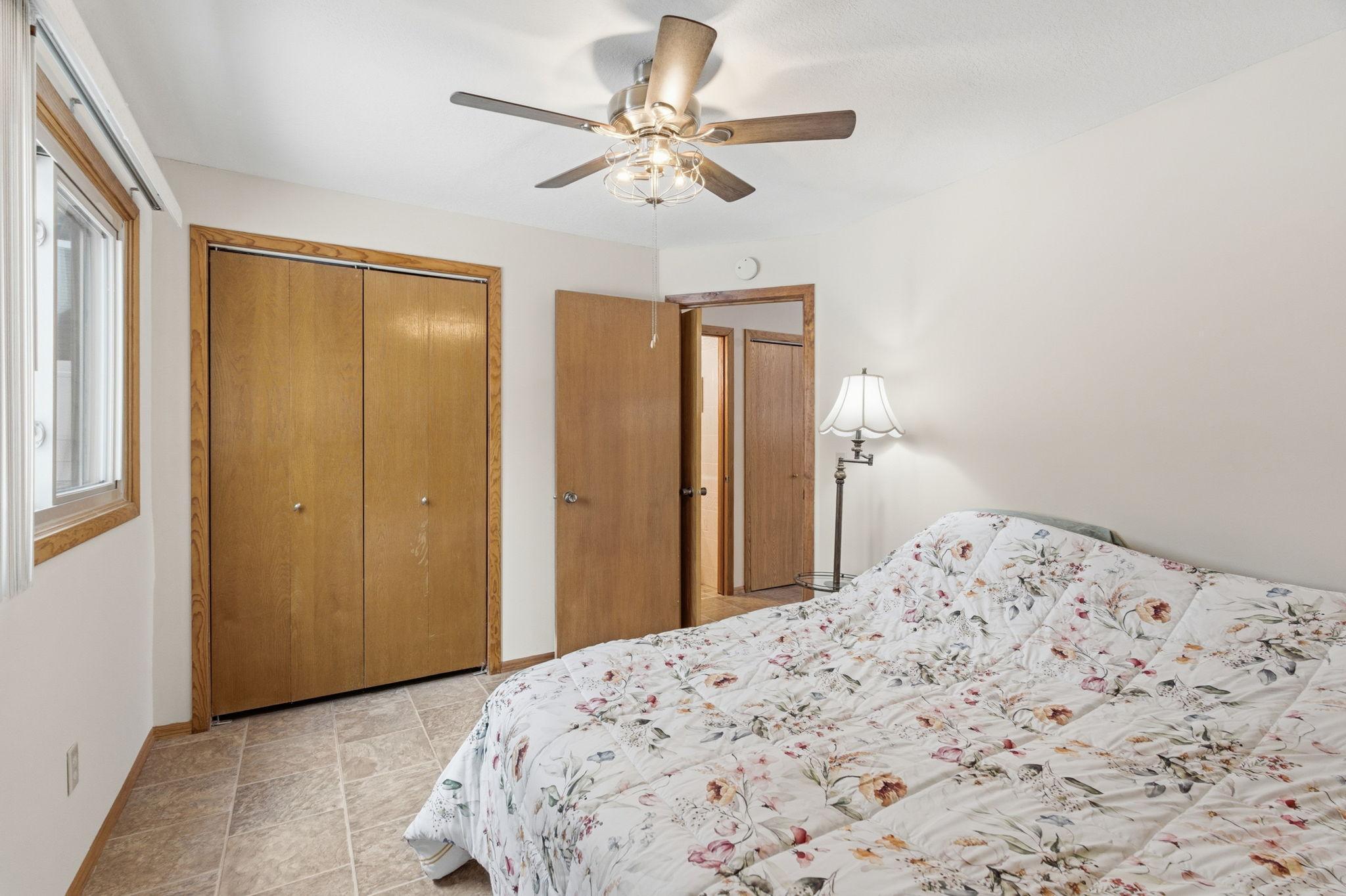 27-web-or-mls-9345 N Washburn Ave-27.jpg