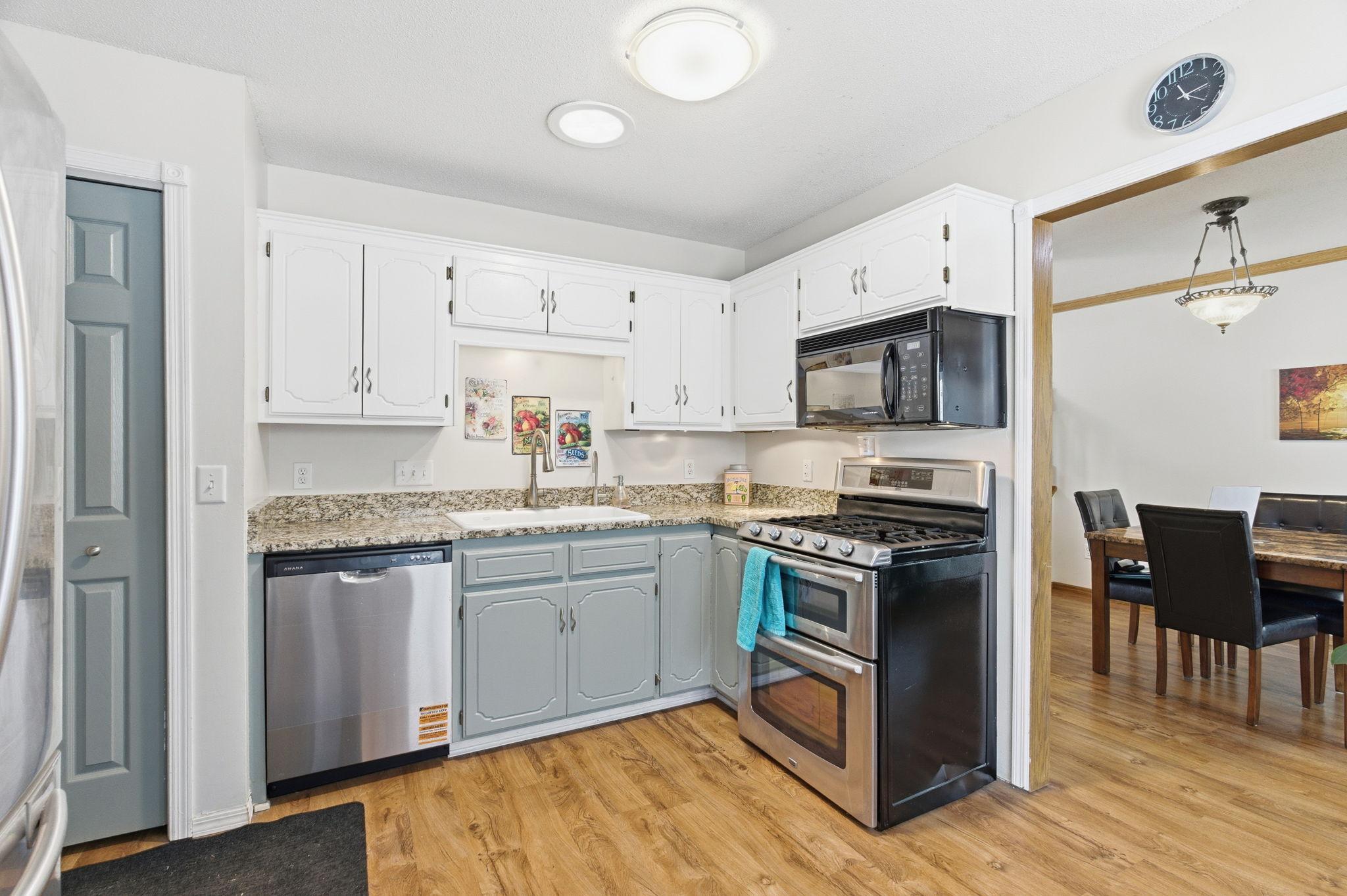 22-web-or-mls-9345 N Washburn Ave-22.jpg