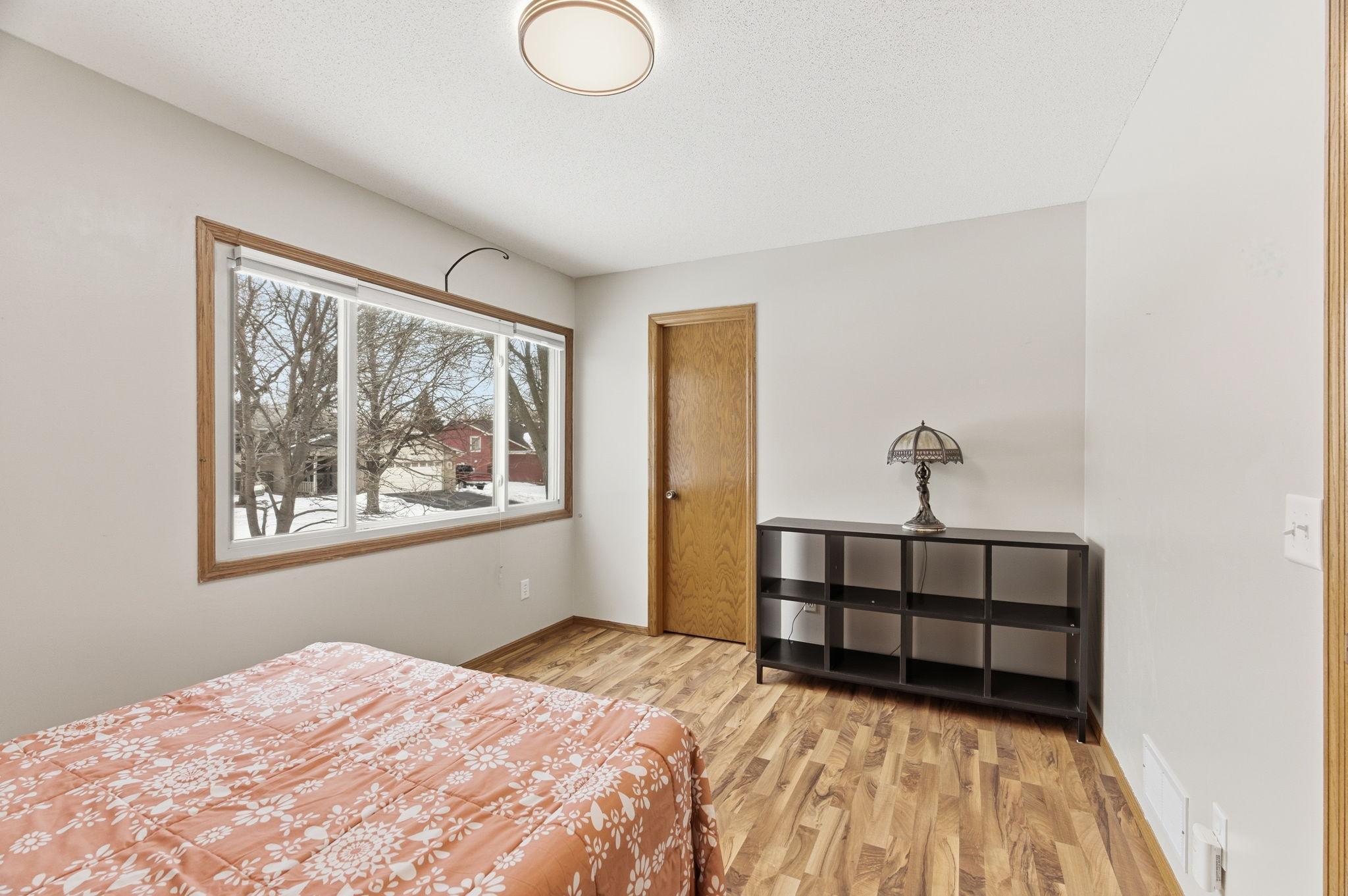 28-web-or-mls-9345 N Washburn Ave-28.jpg