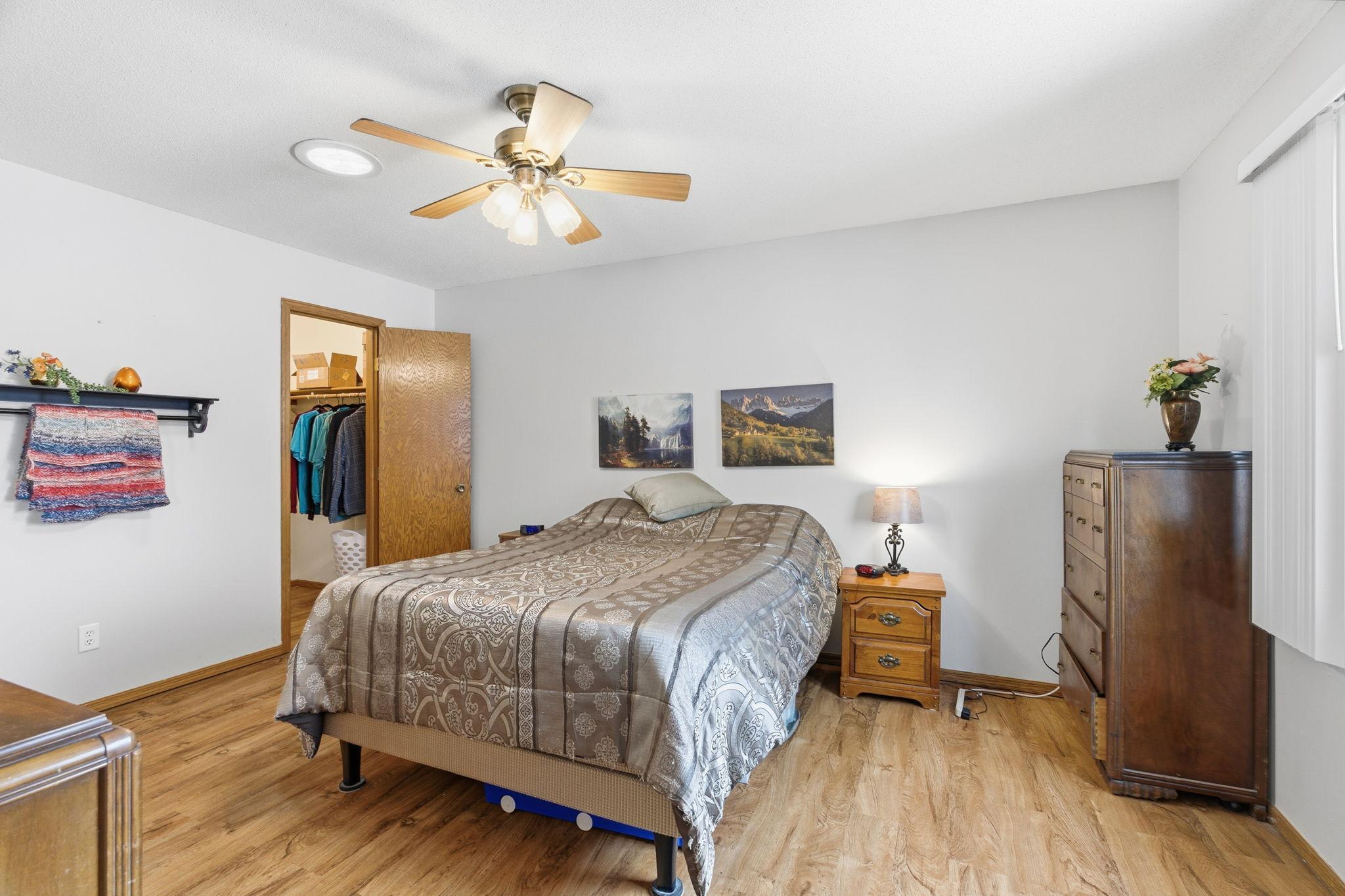 34-web-or-mls-9345 N Washburn Ave-34.jpg