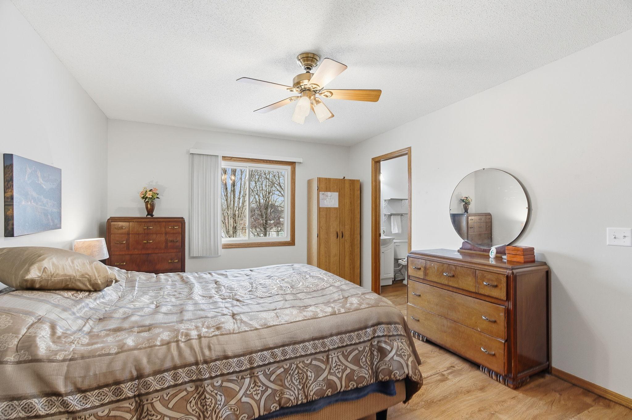 36-web-or-mls-9345 N Washburn Ave-36.jpg