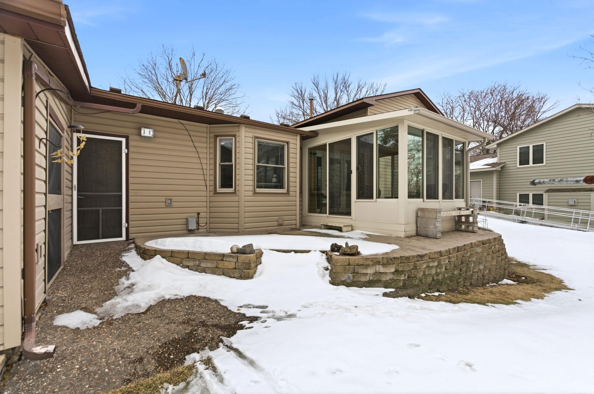 5-web-or-mls-9345 N Washburn Ave-5.jpg