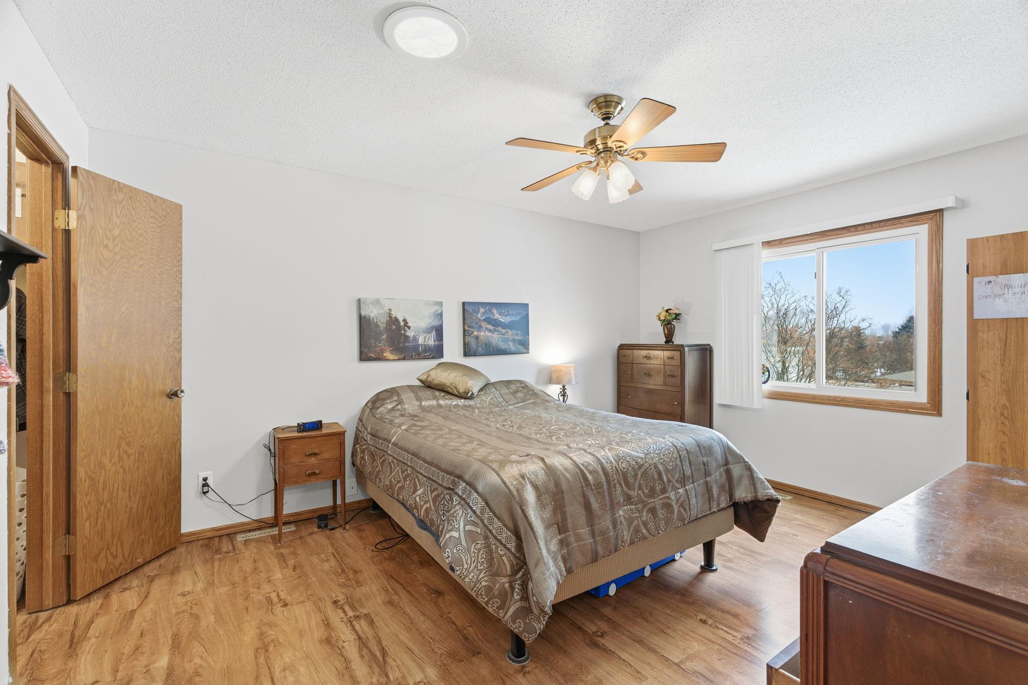 33-web-or-mls-9345 N Washburn Ave-33.jpg