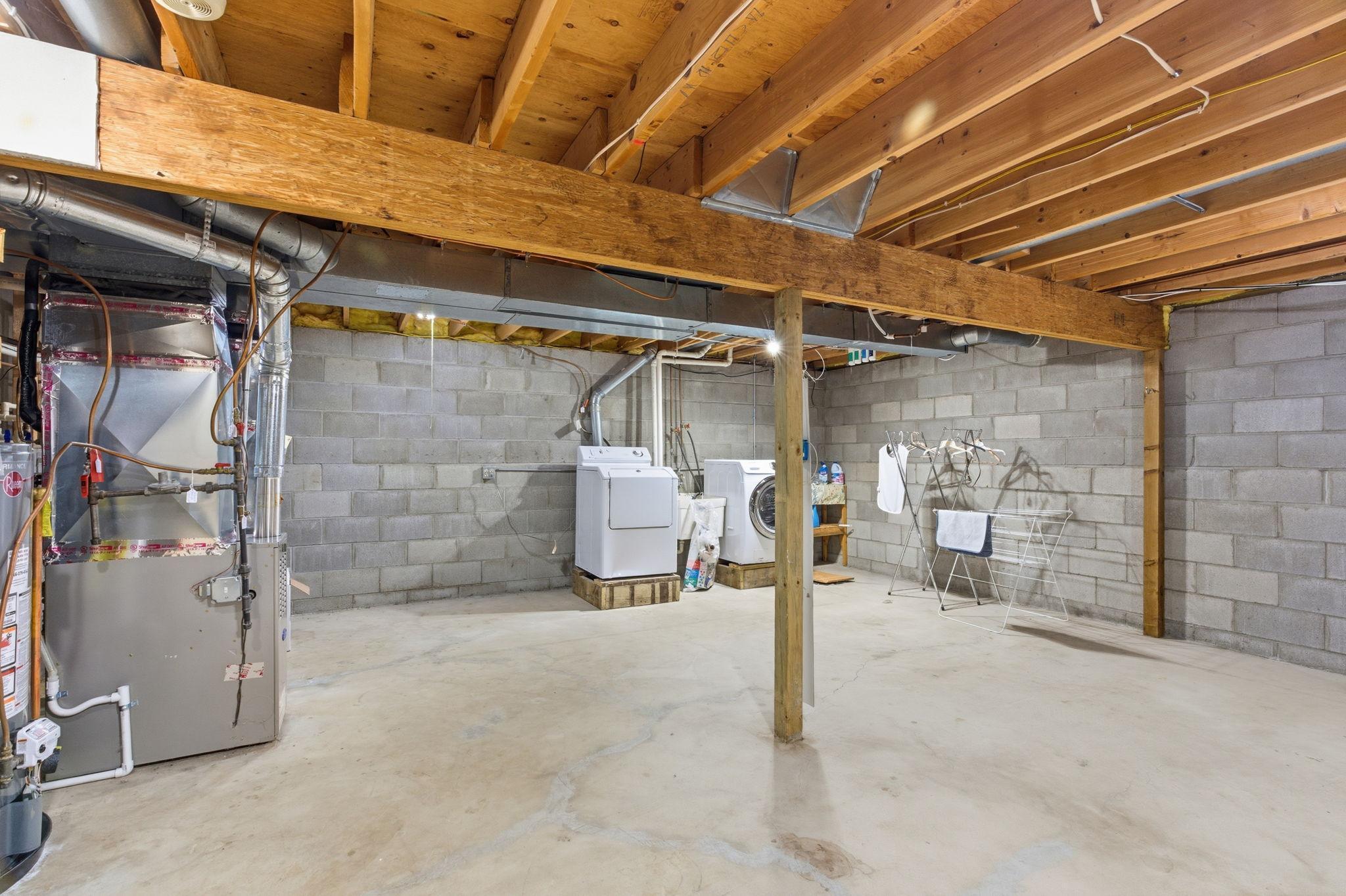 46-web-or-mls-9345 N Washburn Ave-46.jpg