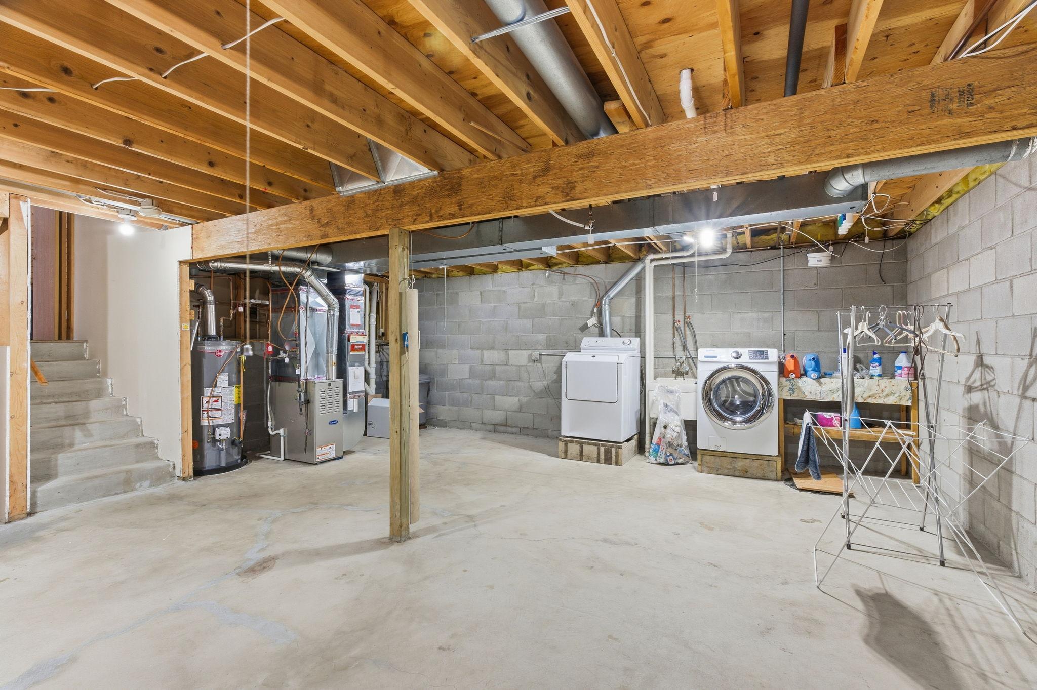 47-web-or-mls-9345 N Washburn Ave-47.jpg