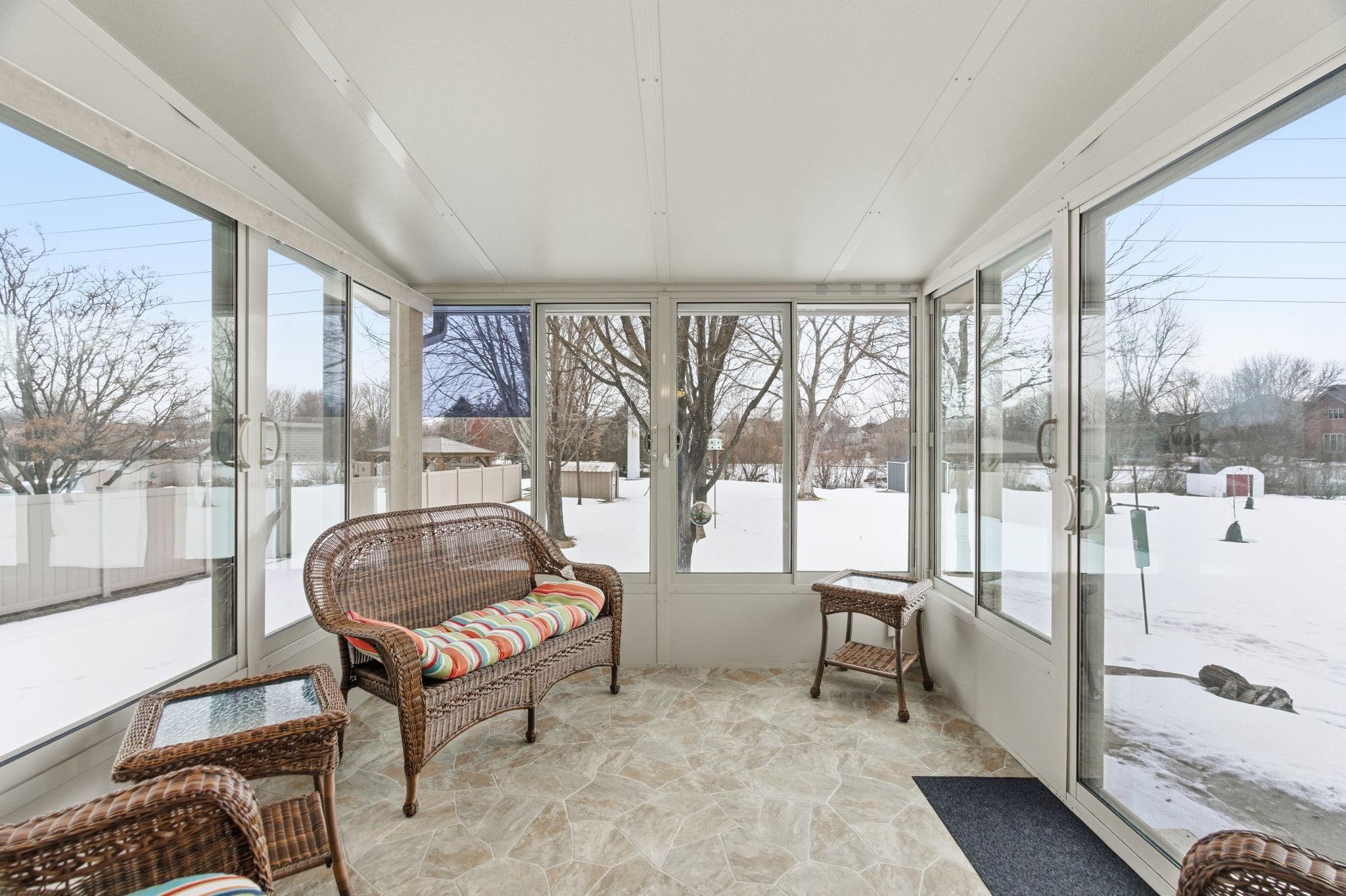 18-web-or-mls-9345 N Washburn Ave-18.jpg