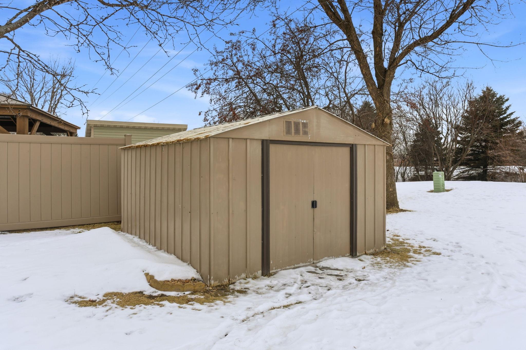 8-web-or-mls-9345 N Washburn Ave-8.jpg