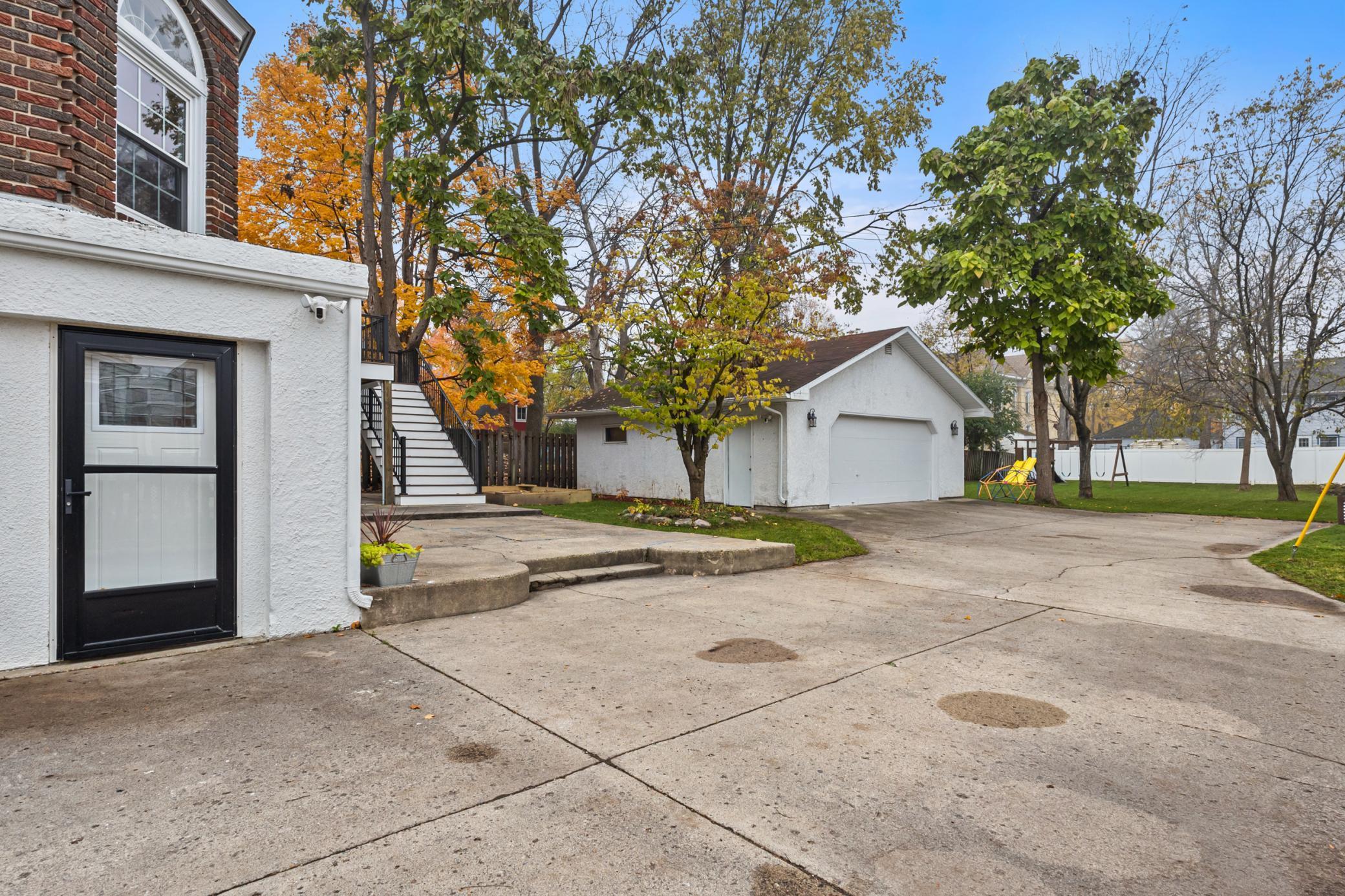 Detached Extra Large 2-Car Garage