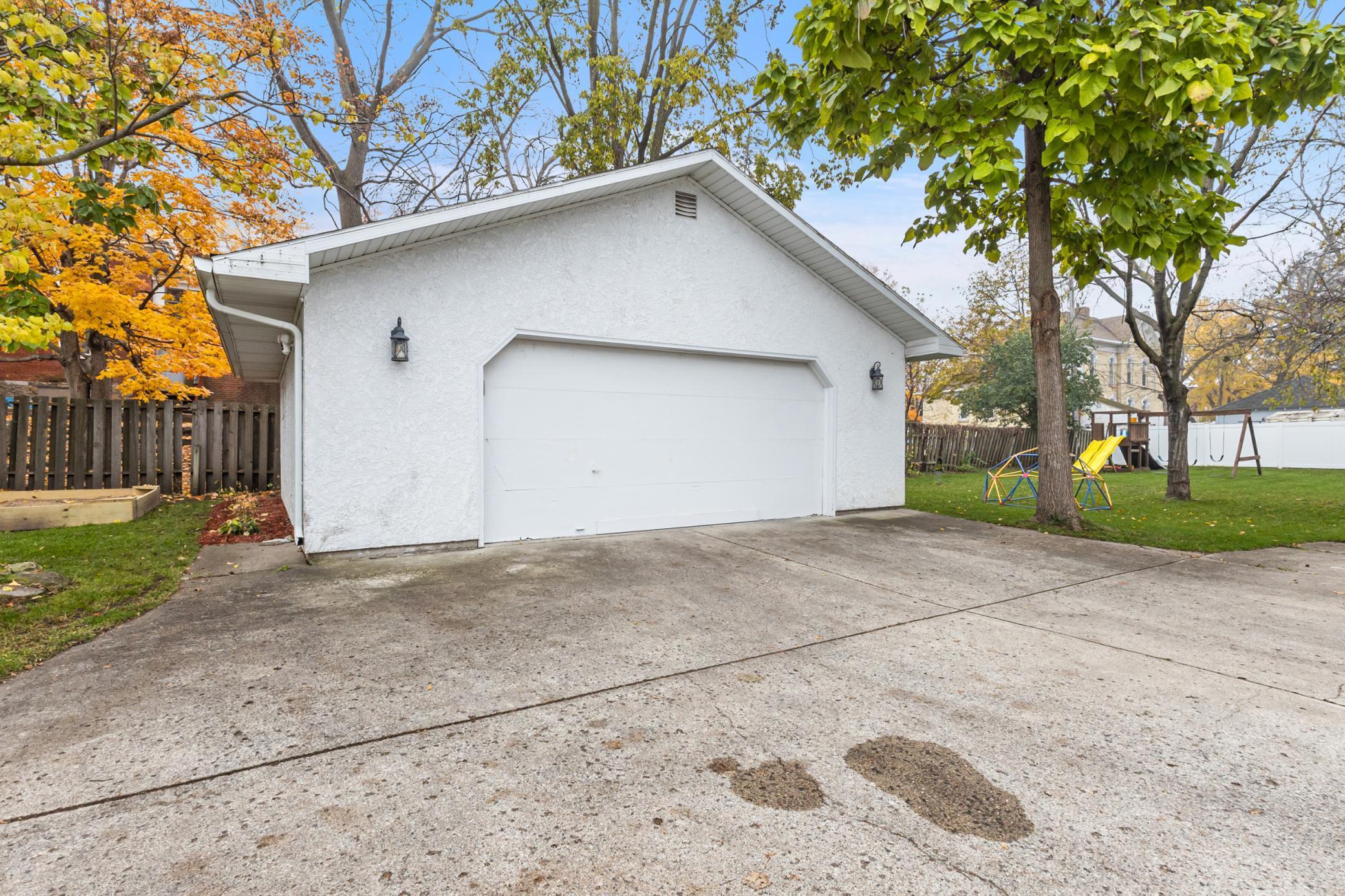 Detached Extra Large 2-Car Garage