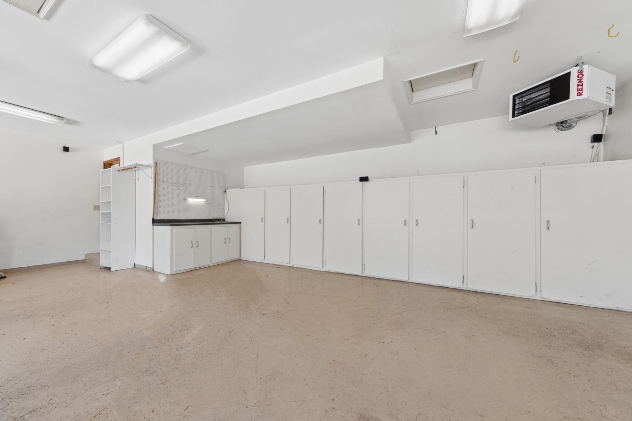 Garage - Built in Stoarage cabinets