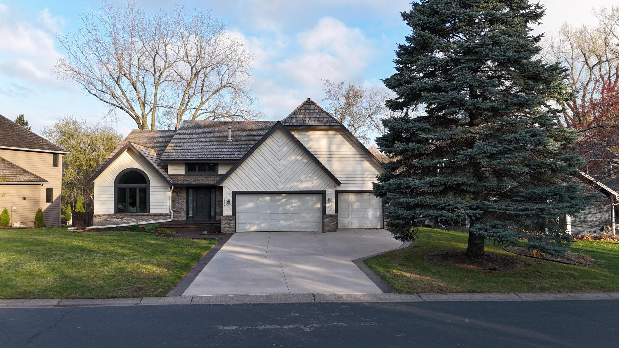 1363 Chatterton - Photo1.jpg