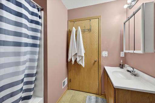 19-644 Dale St N-19.jpg