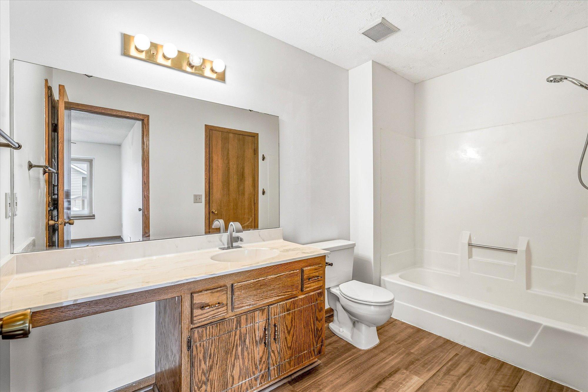 Full upper level bath