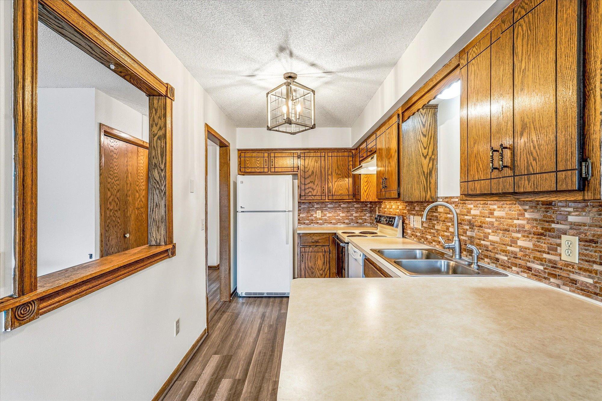 Kitchen provides ample counter and cabinet space