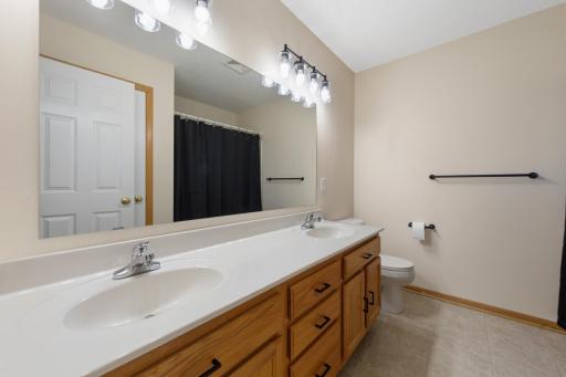 34 main bathroom.jpg