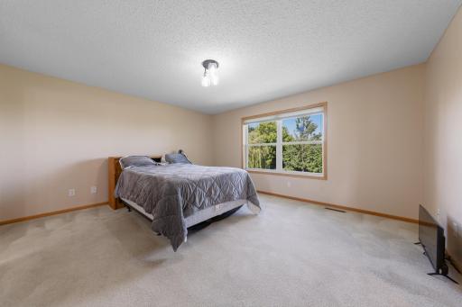 32 main bedroom.jpg