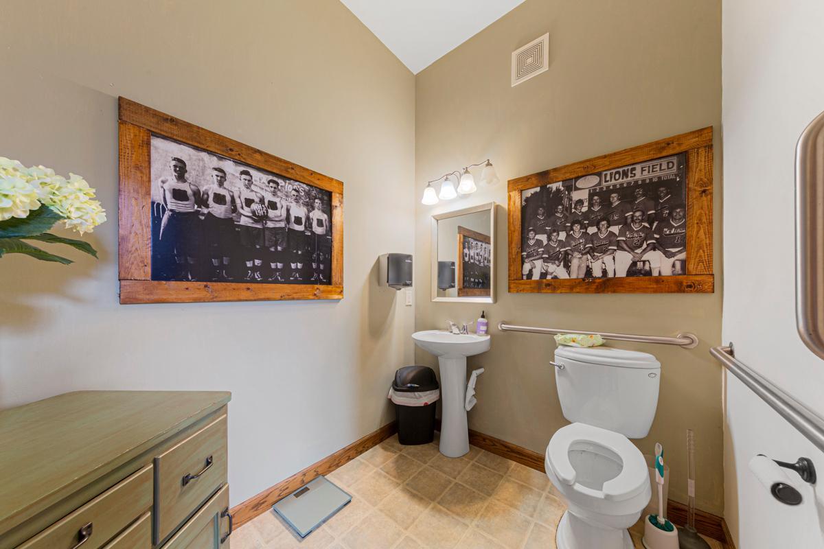 11 Bathroom.jpg