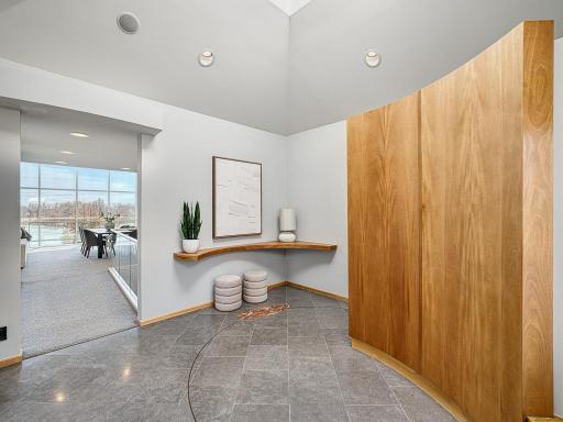 A stunning first impression with lake views straight ahead