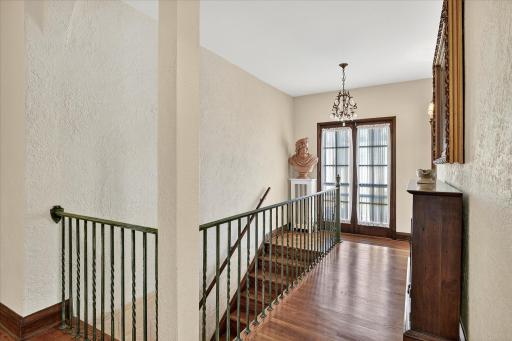 Large, open 2nd floor hallway