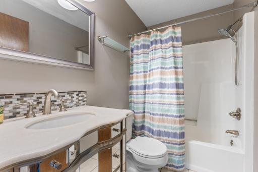 Main floor full bathroom