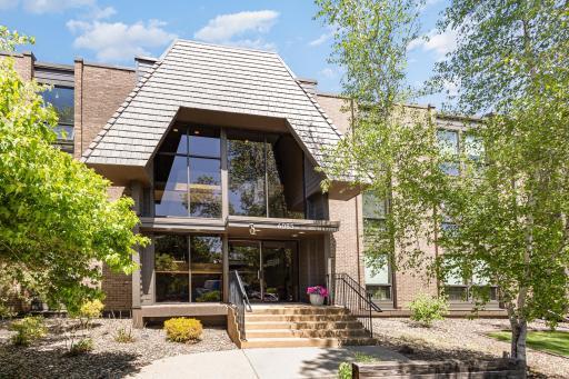 6085 Lincoln Drive, 220, Edina, MN 55436