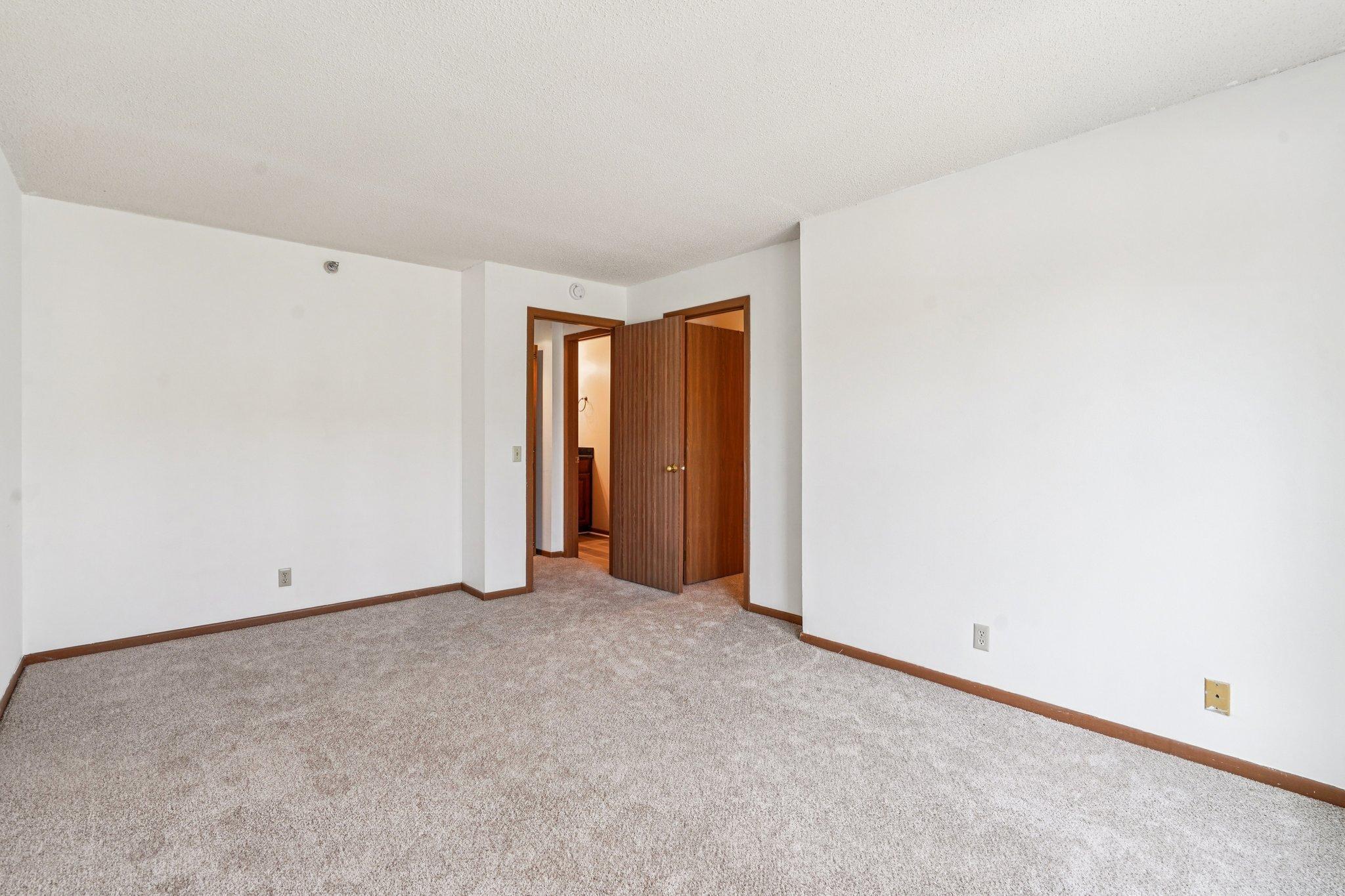 16-web-or-mls-Chasewood Pkwy unit 202-S1004-016.jpg