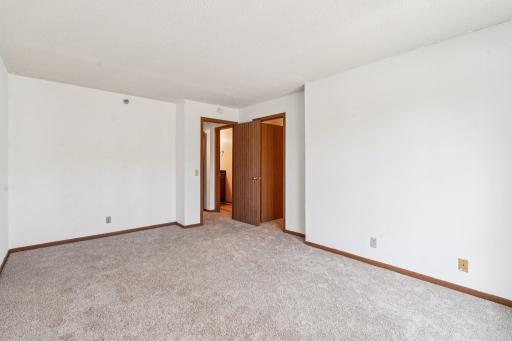 16-web-or-mls-Chasewood Pkwy unit 202-S1004-016.jpg